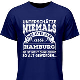 Unterschätze niemals einen alten Mann aus - Personalisierbares T-Shirt