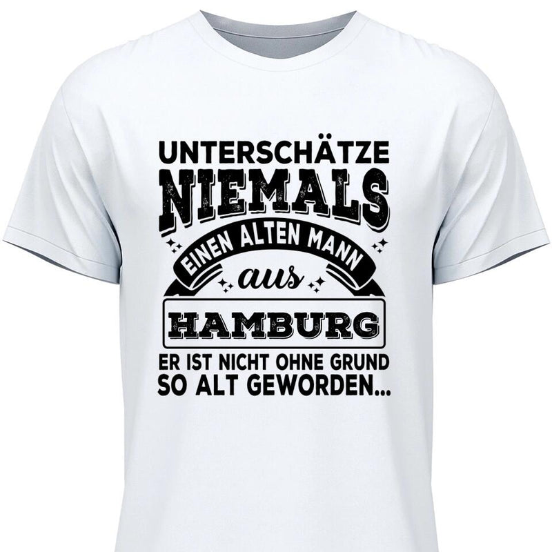 Unterschätze niemals einen alten Mann aus - Personalisierbares T-Shirt