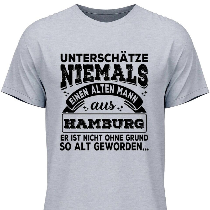 Unterschätze niemals einen alten Mann aus - Personalisierbares T-Shirt