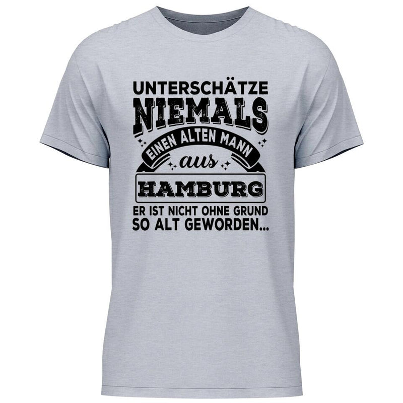 Unterschätze niemals einen alten Mann aus - Personalisierbares T-Shirt