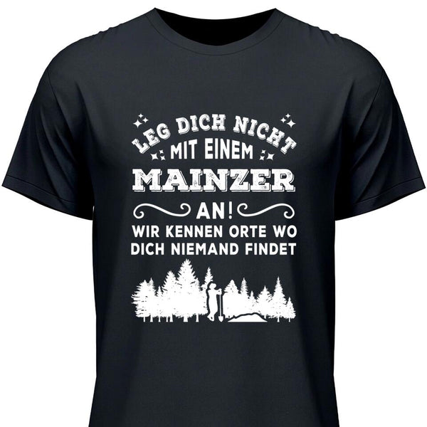 Wir kennen Orte wo dich niemand findet - Personalisierbares T-Shirt