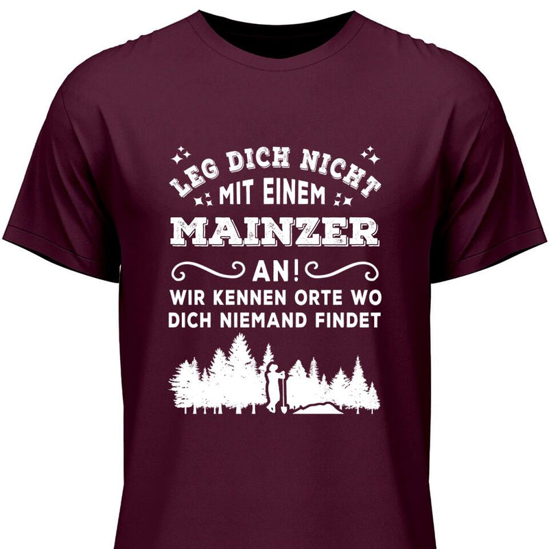 Wir kennen Orte wo dich niemand findet - Personalisierbares T-Shirt