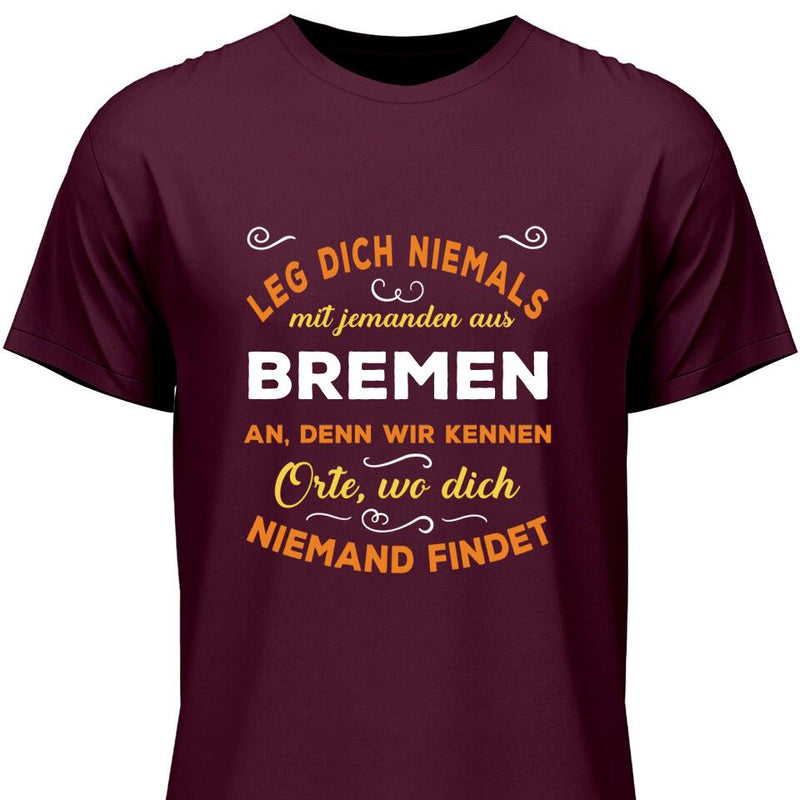 Leg dich niemals mit jemanden aus X an - Personalisierbares T-Shirt