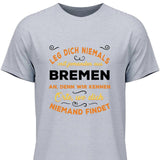 Leg dich niemals mit jemanden aus X an - Personalisierbares T-Shirt