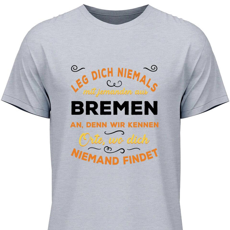 Leg dich niemals mit jemanden aus X an - Personalisierbares T-Shirt