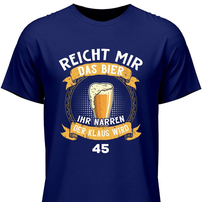 Reicht mir das Bier Geburtstag - Personalisierbares T-Shirt