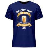 Reicht mir das Bier Geburtstag - Personalisierbares T-Shirt