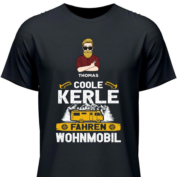 Coole Kerle fahren Wohnmobil - Personalisierbares T-Shirt