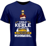 Coole Kerle fahren Wohnmobil - Personalisierbares T-Shirt