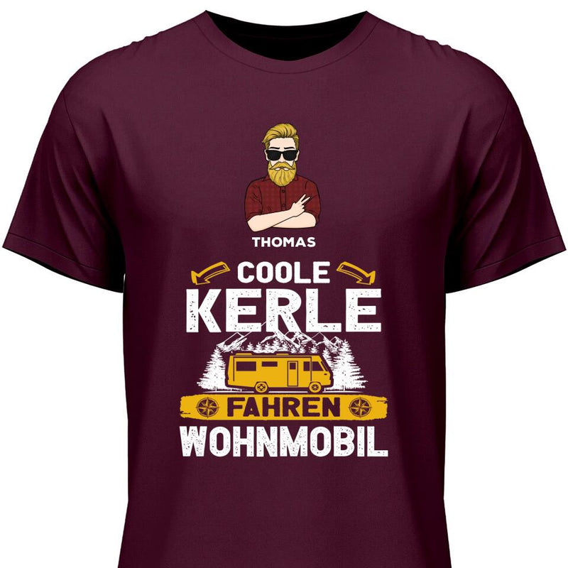 Coole Kerle fahren Wohnmobil - Personalisierbares T-Shirt