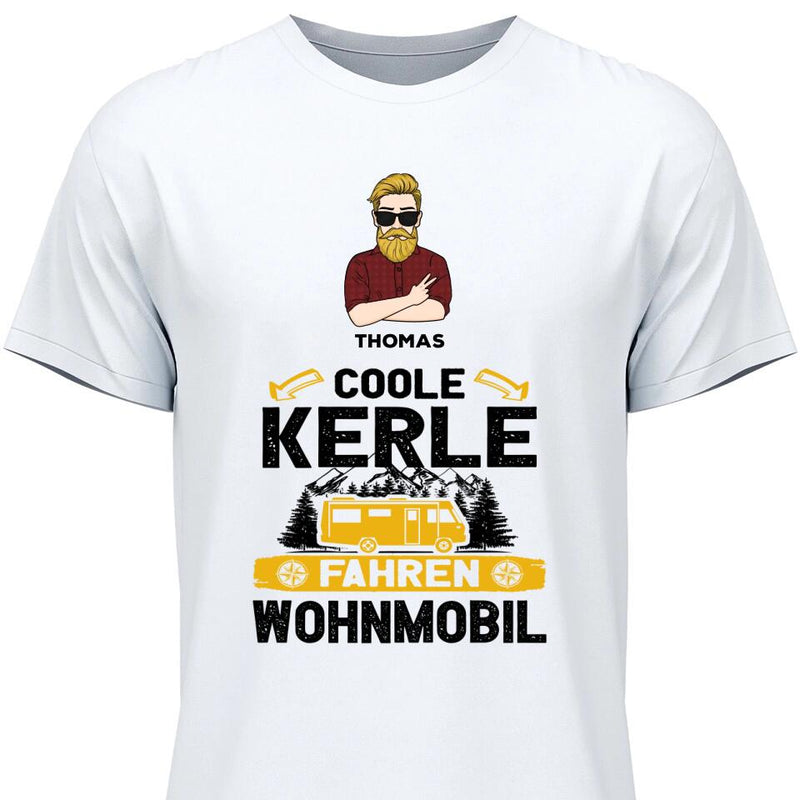 Coole Kerle fahren Wohnmobil - Personalisierbares T-Shirt