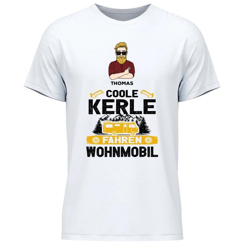 Coole Kerle fahren Wohnmobil - Personalisierbares T-Shirt