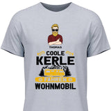 Coole Kerle fahren Wohnmobil - Personalisierbares T-Shirt