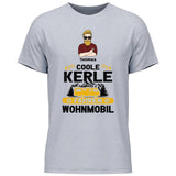 Coole Kerle fahren Wohnmobil - Personalisierbares T-Shirt