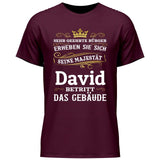 Majestät betritt das Gebäude - Personalisierbares T-Shirt