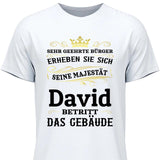 Majestät betritt das Gebäude - Personalisierbares T-Shirt