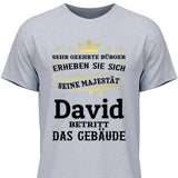 Majestät betritt das Gebäude - Personalisierbares T-Shirt