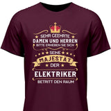 Majestät betritt den Raum - Personalisierbares T-Shirt