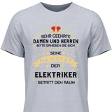 Majestät betritt den Raum - Personalisierbares T-Shirt