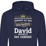 Majestät betritt das Gebäude - Personalisierbarer Hoodie (Unisex)