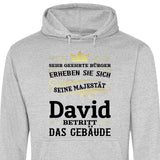 Majestät betritt das Gebäude - Personalisierbarer Hoodie (Unisex)