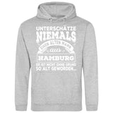 Unterschätze niemals einen alten Mann aus - Personalisierbarer Hoodie (Unisex)