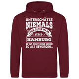 Unterschätze niemals einen alten Mann aus - Personalisierbarer Hoodie (Unisex)