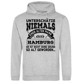 Unterschätze niemals einen alten Mann aus - Personalisierbarer Hoodie (Unisex)