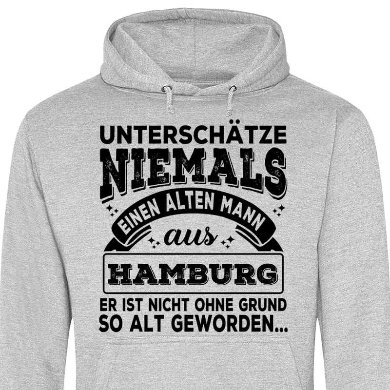 Unterschätze niemals einen alten Mann aus - Personalisierbarer Hoodie (Unisex)