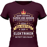 Majestät betritt den Raum - Personalisierbares T-Shirt