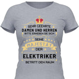 Majestät betritt den Raum - Personalisierbares T-Shirt