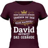 Majestät betritt das Gebäude - Personalisierbares T-Shirt