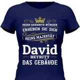 Majestät betritt das Gebäude - Personalisierbares T-Shirt