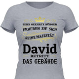 Majestät betritt das Gebäude - Personalisierbares T-Shirt