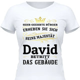 Majestät betritt das Gebäude - Personalisierbares T-Shirt