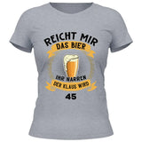 Reicht mir das Bier Geburtstag - Personalisierbares T-Shirt