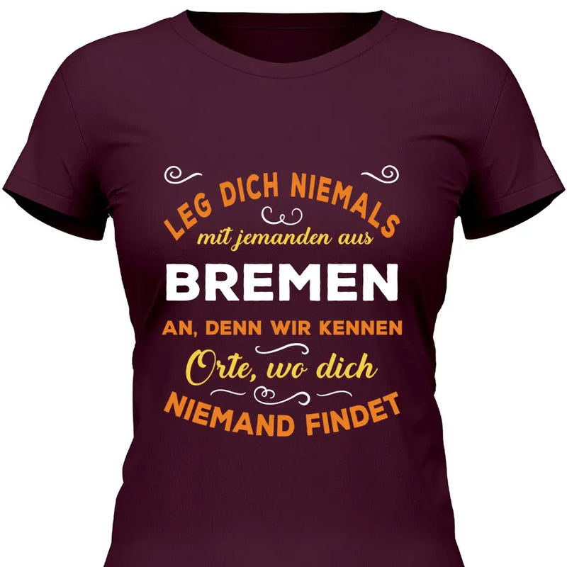 Leg dich niemals mit jemanden aus X an - Personalisierbares T-Shirt