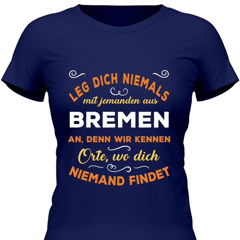 Leg dich niemals mit jemanden aus X an - Personalisierbares T-Shirt