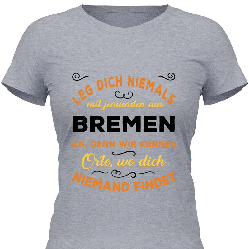 Leg dich niemals mit jemanden aus X an - Personalisierbares T-Shirt