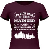 Wir kennen Orte wo dich niemand findet - Personalisierbares T-Shirt