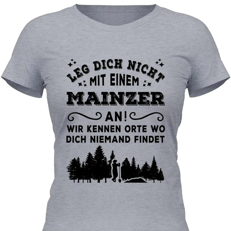 Wir kennen Orte wo dich niemand findet - Personalisierbares T-Shirt