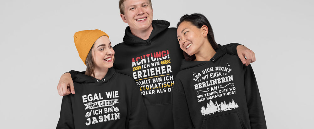 3 Freunde mit individuell personalisierten Hoodies