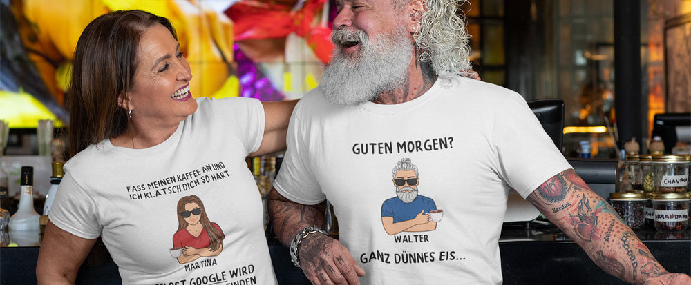 Ältere Frau und Mann mit witzigen personalisierten T-Shirt